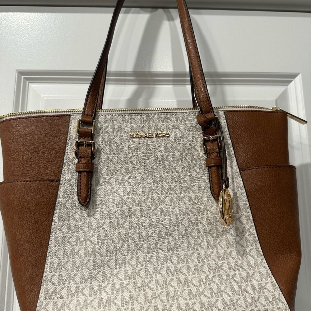 Michael Kors NWT Vanilla Charlotte Large Logo and Leather Top-Zip Tote Bag - Picture 7 of 7